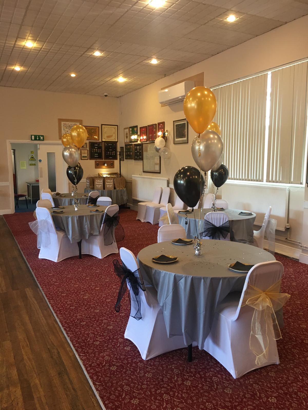 Elegant Table Centrepieces with Gold Balloons